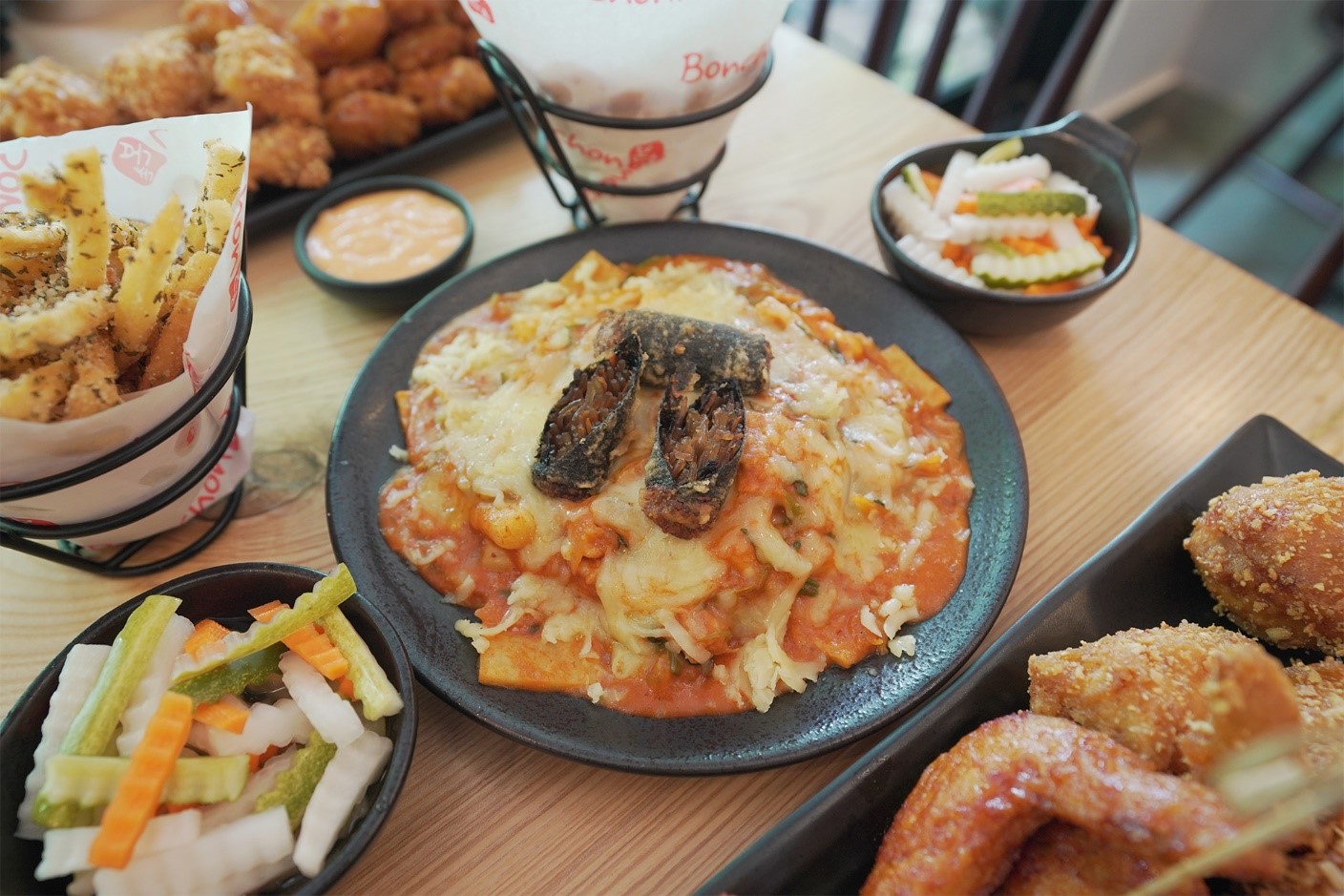 Review gà rán Hàn Quốc Bonchon đang gây sốt ở TP. HCM hiện nay